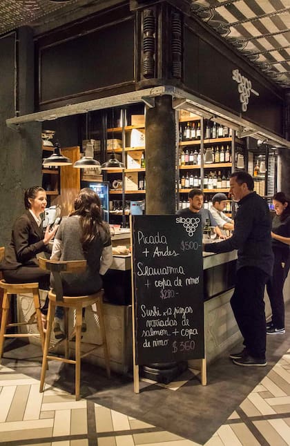 El winebar Síbaro reúne más de 200 etiquetas de bodegas nacionales y extranjeras.