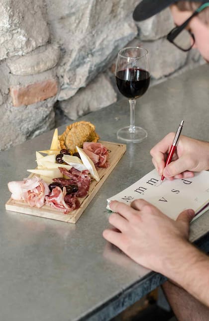 Copa de Malbec y tabla de quesos y fiambres en Síbaro.