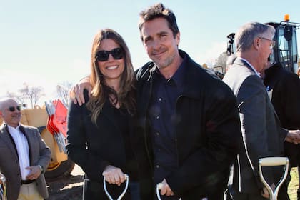 Christian Bale junto a su mujer en la apertura de un especial centro para niños