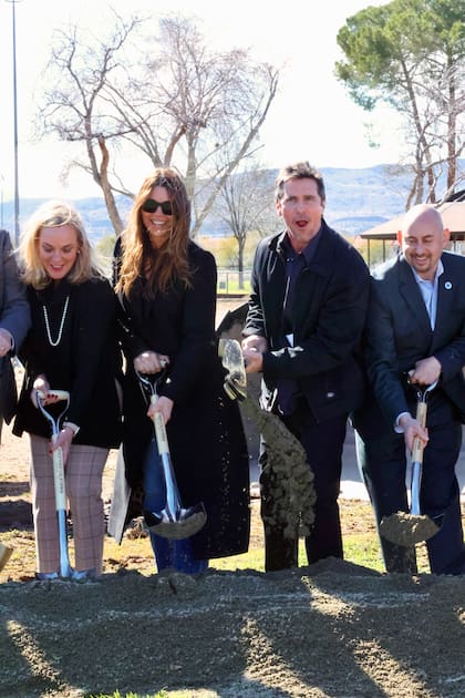 Kathryn Barger, Sibi Blazic, Christian Bale y Austin Bishop sonrientes con las palas en la mano, en el acto inaugural de Together California's Foster Care Center