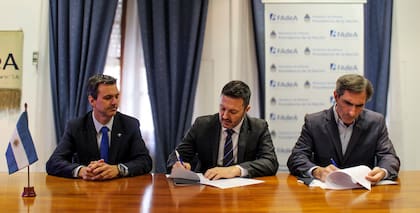 Sibilla, Petri y Pérez del Corral suscribieron el acuerdo de mantenimiento.