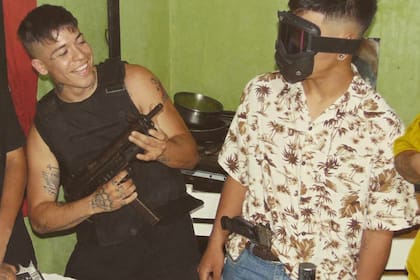 Sicarios narcos acribillaron a un cantante de trap dentro de un auto en Rosario