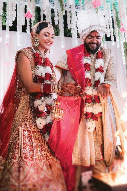 Siddharth Chopra y
Neelam Upadhyaya,
durante el ritual
Homa de ofrenda al
fuego para invocar
bendiciones y logros
espirituales. Este
rito forma parte del
casamiento hindú en
sí. Antes, los novios
intercambiaron las
guirnaldas de flores.
Siddharth lució
majestuoso con un
sherwani de seda color
marfil, mientras que
Neelam deslumbró
con una lehenga roja
y dorada, diseño de
Manish Malhotra.