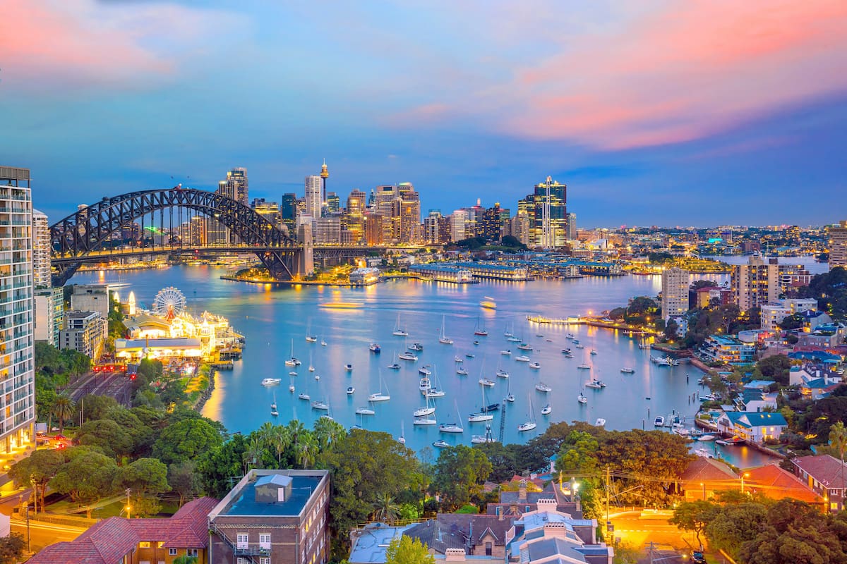 Sídney está situada al sureste de Australia, a orillas de la amplia bahía de Sídney (Puerto Jackson). En la ciudad destaca la Casa de la Ópera, el puente de la bahía de Sídney, o Harbour Bridge, y sus playas. El área metropolitana está rodeada de parques nacionales que contienen bahías y ríos.