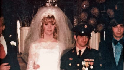 Sidney Lumet consideró incluir el material en video de la boda de Wojtowicz y Elizabeth Eden (nombre elegido por Ernest Aron tras su cambio de identidad) pero finalmente desistió porque le parecían excesivas para el registro realista que proponía en su película