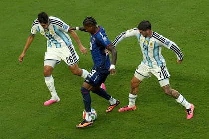 Sidny Lopes Cabral, entre Nahuel Molina y Rodrigo De Paul