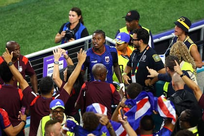Sidny Lopes Cabral #fue a la tribuna a buscar a su familia para festejar su golazo