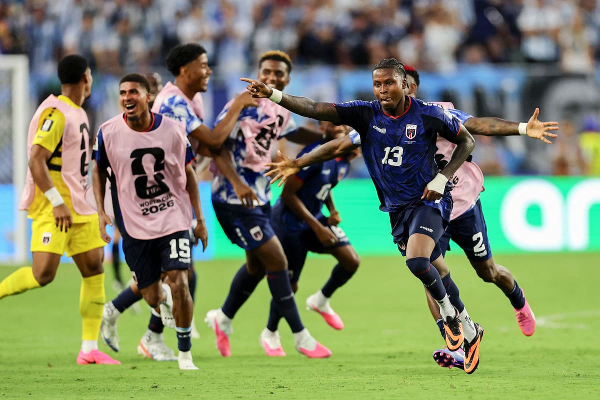Sidny Lopes Cabral se lanza al festejo después de vencer la valla de Dibu Martínez; ahora, tiene otro motivo para celebrar