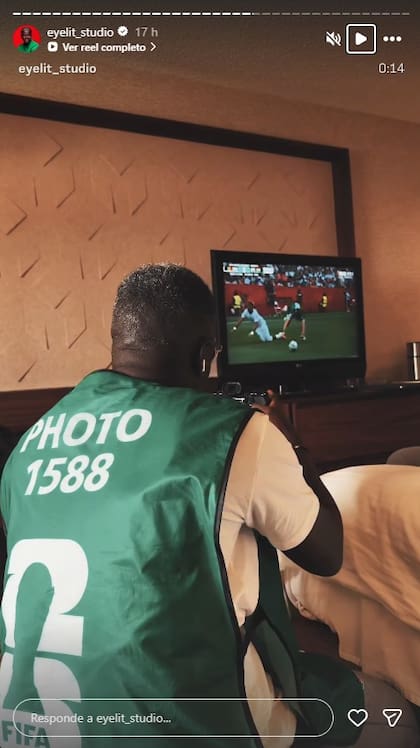 Sidy Talla (en otra pose), fotógrafo oficial de la selección de Senegal en su cuenta de Instagram @eyelit_studio