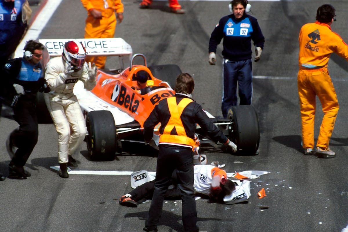 Siegfried Stohr se baja del Arrows y entra en desesperación al ver al mecánico que atropelló
