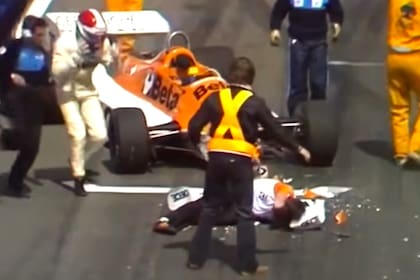 Siegfried Stohr se baja del Arrows y entra en desesperación al ver al mecánico que atropelló