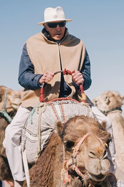 Siempre activo, disfruta de un paseo en camello por el desierto, en Marruecos.