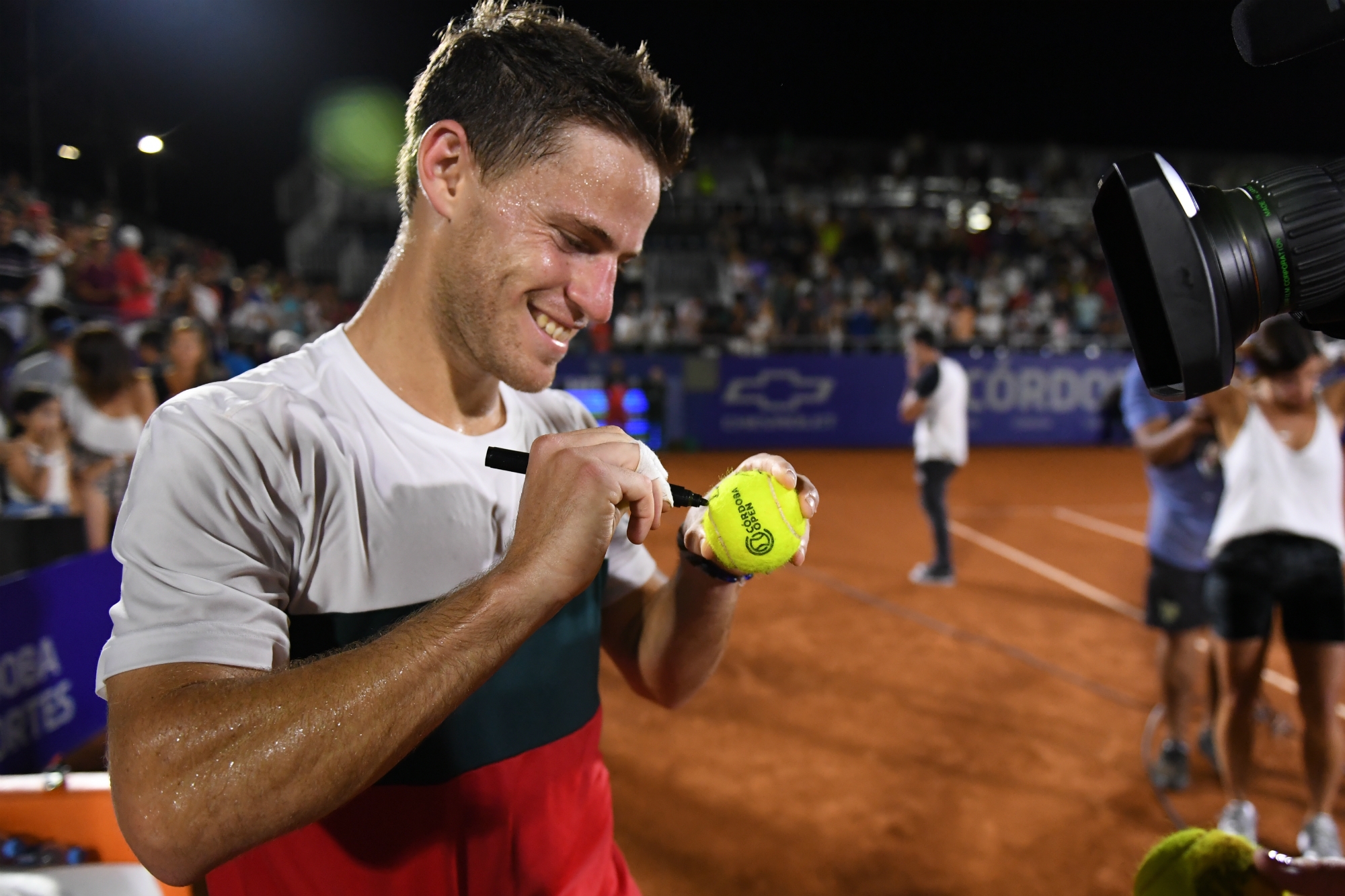 Siempre atento: Schwartzman y un autógrafo con dedicatoria en el predio del Kempes
