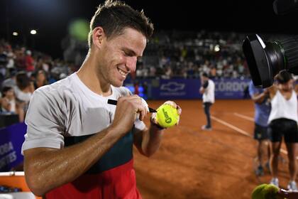 Siempre atento: Schwartzman y un autógrafo con dedicatoria en el predio del Kempes