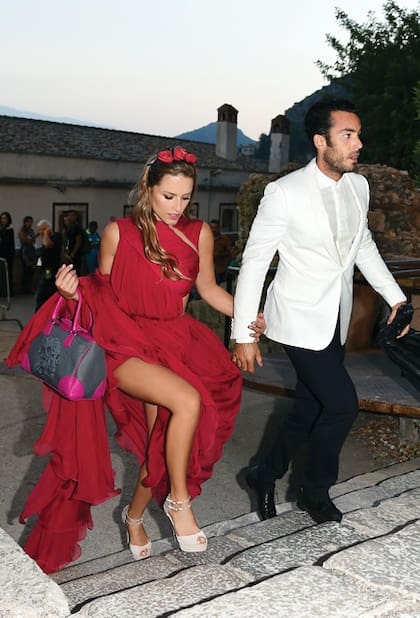 Siempre bien custodiada por su pareja, Lola llegó al Teatro Greco con un vestido corte imperio con cut out en la cintura diseñado por Rani Zakhem y un tocado de rosas creado por la firma Illy Trilly