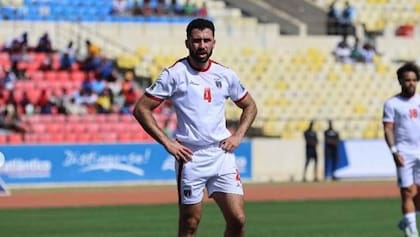 Siempre con la número 4 pero jugando de primer central, Roberto Lopes nunca esperó representar a Cabo Verde, la nación de su papá, y hoy está haciendo historia.