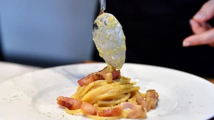 "Siempre digo que cada vez que alguien en el mundo añade crema a la carbonara, alguien muere en Roma", afirma Grandi