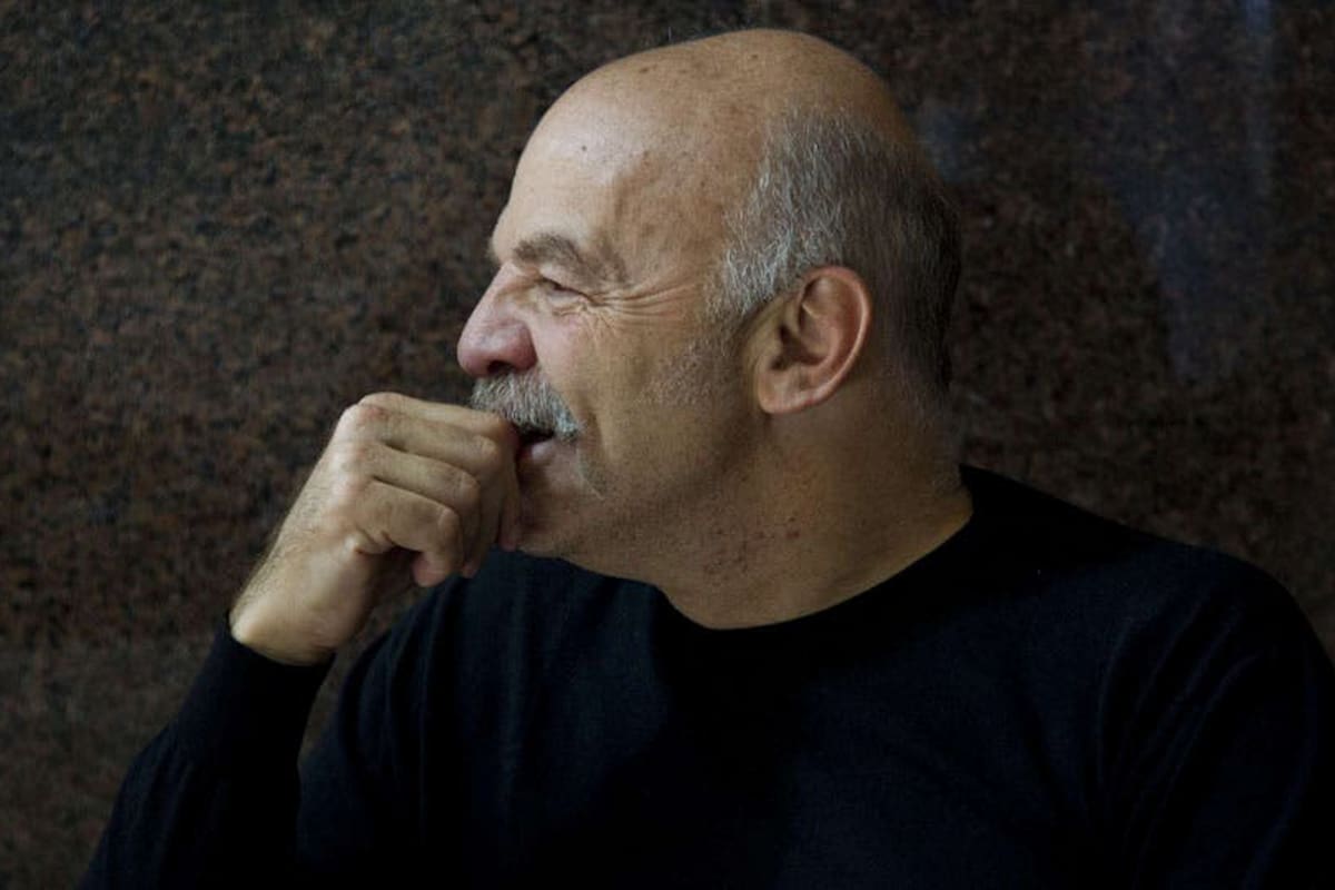 “Siempre digo que el fútbol es algo que podría no haberse inventado y nadie lo extrañaría. Sin embargo ocupa un lugar decisivo”, reflexiona Caparrós.