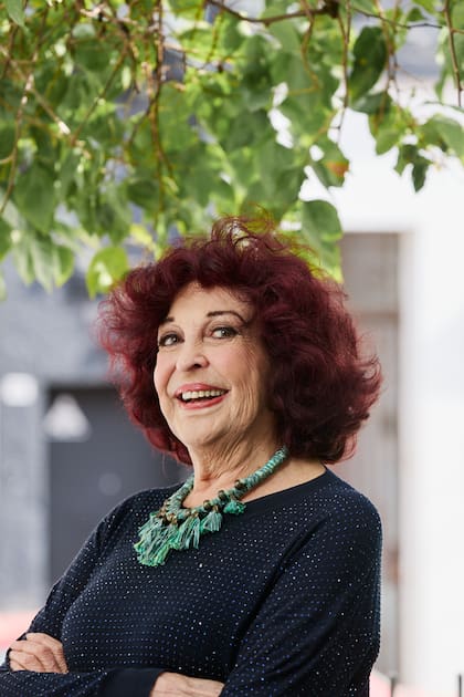 "Siempre digo que mis padres no eran pudientes, pero a mí no me privaron de nada: tuve todos los complejos que quise", bromea