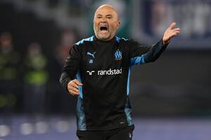 Siempre efervescente, Sampaoli fue rápidamente amonestado en el clásico francés entre Olympique y PSG