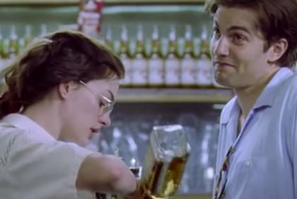 "Siempre el mismo día", la película, llegó a la pantalla grande en 2011, protagonizada por Anne Hathaway y Jim Sturgess y dirigida por Lone Scherfig.