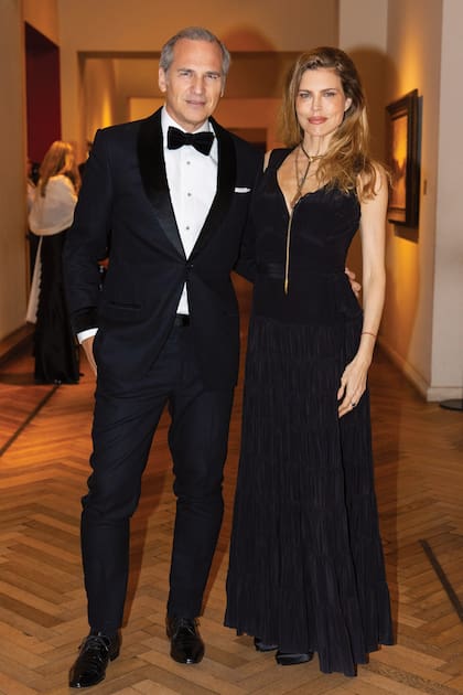 Siempre elegantísimos, Javier Iturrioz y Julieta Kemble compartieron una de las mesas más divertidas de la noche.