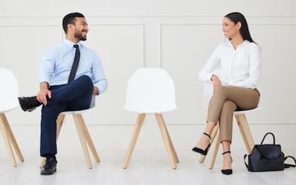 ¿Siempre elegís la misma silla? Esto dice la psicología sobre ese hábito