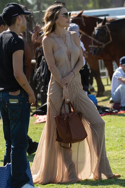 Siempre espectacular, María Vázquez alentó a su marido, Adolfo Cambiaso, y a su hijo, Poroto, con un vestido drapeado semitransparente de El Camarín, la firma de su íntima, Yanina Solnicki, que hace años la viste para la Triple Corona. Lo complementó con botas bucaneras de gamuza y cartera de Celine París.