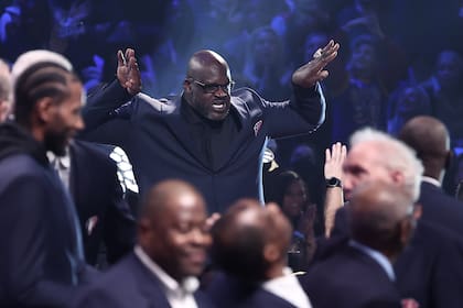 Siempre histriónico, estelar en la cancha y fuera de ella: Shaq gesticula durante la distinción que la NBA hace a sus 75 mayores figuras en la celebración de los tres cuartos de siglo de la mejor liga del mundo.