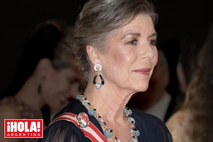 Siempre impecable, la princesa Carolina apostó a Chanel para sus looks de día y de noche.