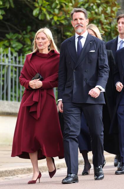 Siempre impecable, Marie Chantal eligió un total look que incluía vestido de Mary Katrantzou, mini cartera Prada, stilettos Gianvito Rossi y aros Bulgari. La pareja voló a Londres desde Nueva York, donde viven desde 2017.
