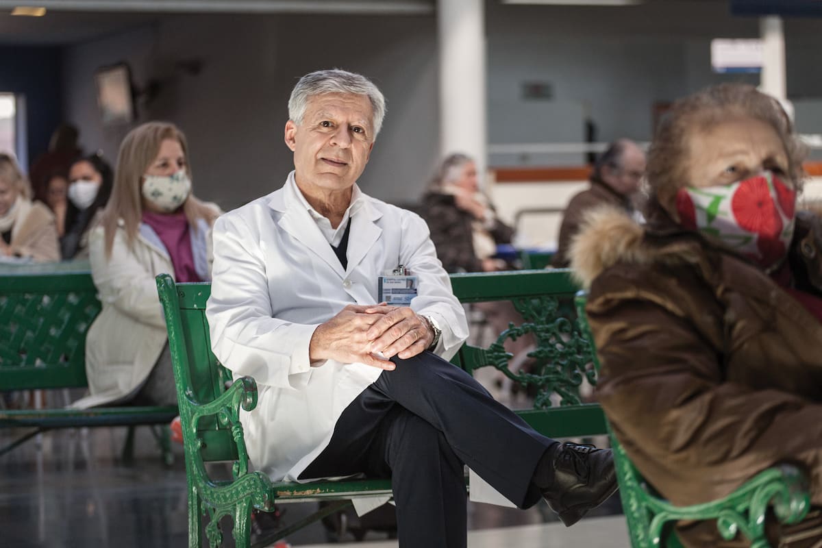 Siempre intento, sea en un congreso médico, en las clases, en la televisión, en la radio, hablar simple, directo. A mis alumnos les digo: ‘Simplifiquen, hablen fácil, gánense al paciente’, cuenta el doctor Daniel López Rosetti