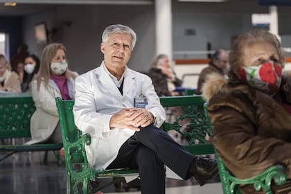 Siempre intento, sea en un congreso médico, en las clases, en la televisión, en la radio, hablar simple, directo. A mis alumnos les digo: ‘Simplifiquen, hablen fácil, gánense al paciente’, cuenta el doctor Daniel López Rosetti