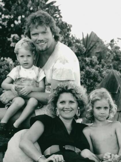 Siempre juntos, los cuatro. Holly, la segunda hija (Clare, la primera, murió poco después de su nacimiento prematuro), está al frente de los proyectos de liderazgo de Virgin. Sam, el menor, cofundó con Hillary Clinton la productora de documentales Hidden Light