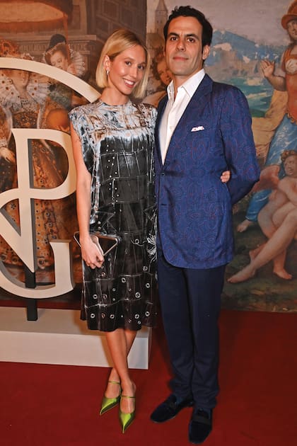 Siempre presente en la vida social de Londres, que fue su hogar desde los 6 hasta los 21 años, Olympia suele ser parte de la gala de la National Portrait Gallery todos los años. Para esta edición, llevó un vestido de Prada plateado de corte recto y adornado con aplicaciones metálicas, que combinó con zapatos de satén verde manzana de la misma firma. Muy elegante, el argentino Martín Pacanowski, a quien sus íntimos le dicen Paca, no se despegó de su lado.