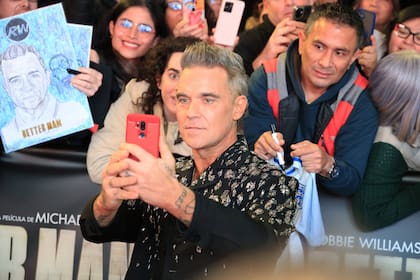 Siempre simpático y ocurrente, Williams se tomó fotografías con los curiosos que se congregaron para verlo de cerca