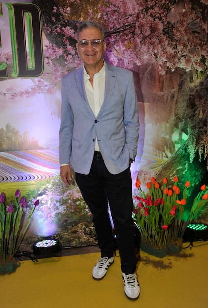 Siempre sonriente, César Bordón se mostró muy elegante, pero a la vez canchero, antes de ingresar a la sala