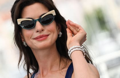 Siempre sonriente, la actriz remató su look con unas impactantes gafas