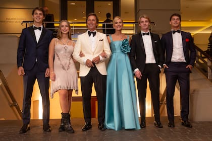 Siempre unidos. Valeria (llevó un traje de noche de Adrián Brown) y Alejandro con sus hijos, Benicio, Taína, Balthazar (vino especialmente de España, donde trabaja, para acompañar a sus padres) y Tiziano.