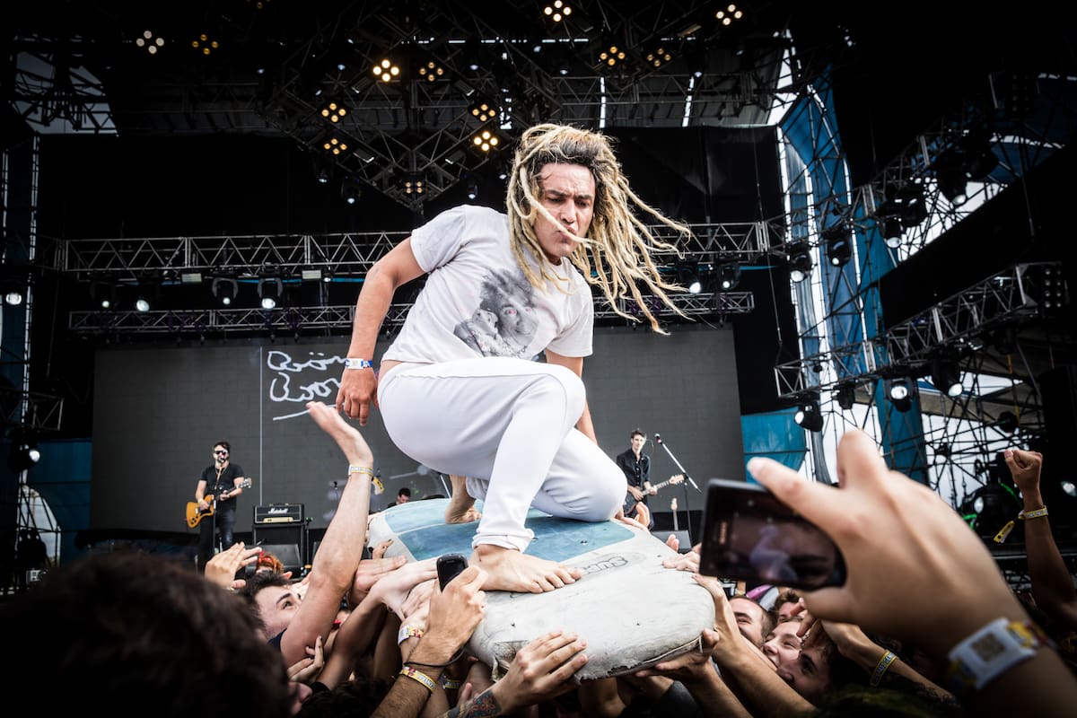 Siempre vital, Boom Boom Kid surfeó sobre la gente, un clásico de sus performances. Foto de Ignacio Arnedo