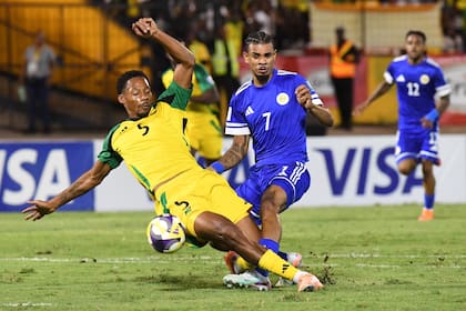 Siendo seleccionable por Países Bajos, Juninho Bacuna se decidió de joven por Curazao para compartir el equipo con su hermano y que los familiares vieran a ambos juntos en la cancha.