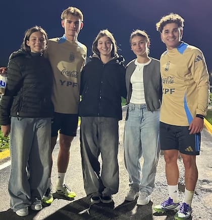 Sienna, Allegra e Indiana junto a Nico Paz y Julián Álvarez (Foto: Instagram @fabiancuberooficial)