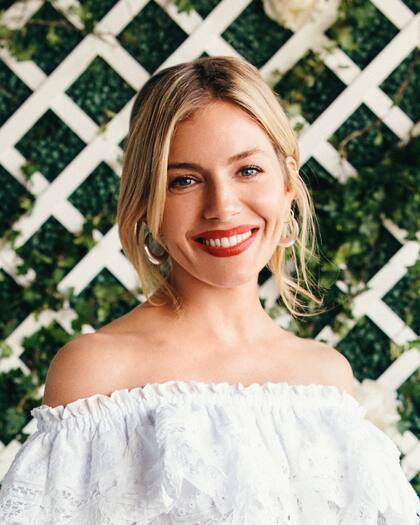 Sienna Miller apareció en la green carpet de Wimbledon y sorprendió a todos con su look