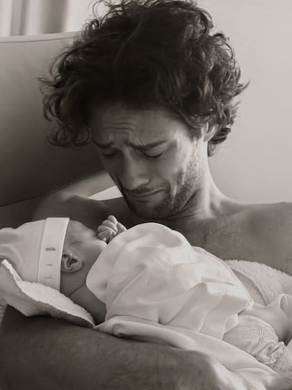 Sienna Miller compartió una imagen de Oli Green emocionado con su bebé en brazos