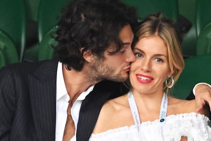 Sienna Miller durante un partido de tenis en Wimbledon junto a su novio, el modelo Oli Green