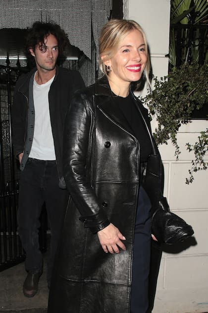 Sienna Miller y Oli Green a la salida del Kit Kat Club de Londres.