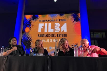 Un panel de autores argentinos reunidos para hablar de "Dormir al sol"