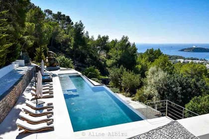 Siete habitaciones, dos piscinas, sofisticadas piezas de arte e infinito lujo con vista al Mediterráneo: así es la propiedad donde la empresaria y el jugador de fútbol disfrutan sus vacaciones