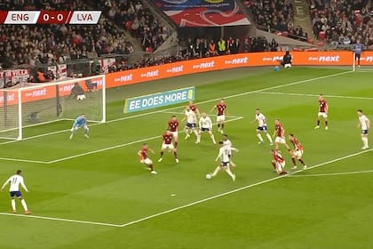 Siete jugadores de Inglaterra y diez de Letonia en el área visitante (y no fue una jugada de pelota parada): así se jugó casi todo el partido en el Wembley Stadium, ante 90.000 espectadores, por las Eliminatorias Europeas para el Mundial 2026
