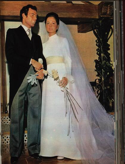 Siete meses después de conocerse en una fiesta, Isabel y Julio Iglesias se casaron el 20 de enero de 1971 en Toledo. Ella tenía 19 años y estaba embarazada de su primera heredera, Chábeli.